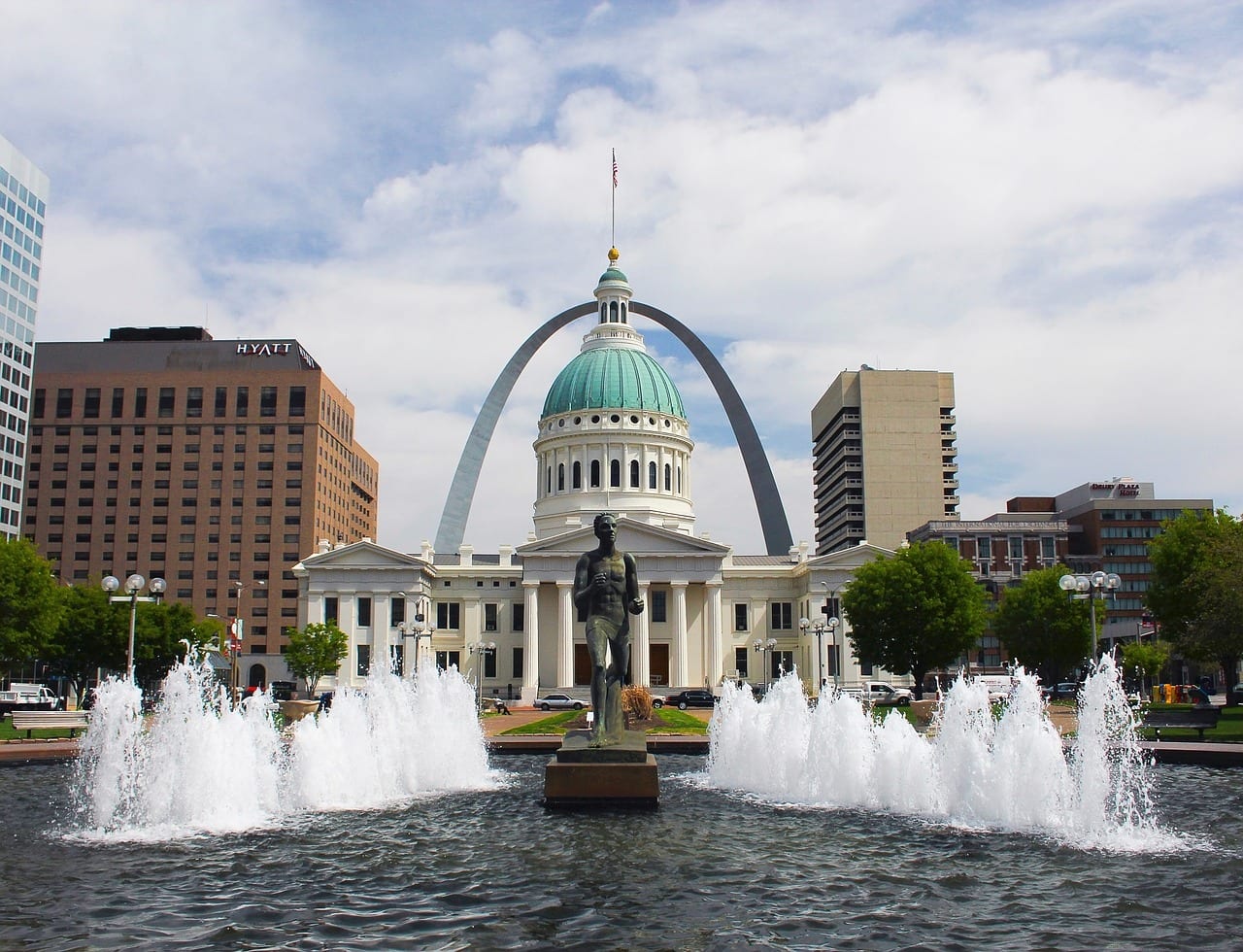 Image of the Gateway Arch where AnswerMTI provides answering service in St. Louis