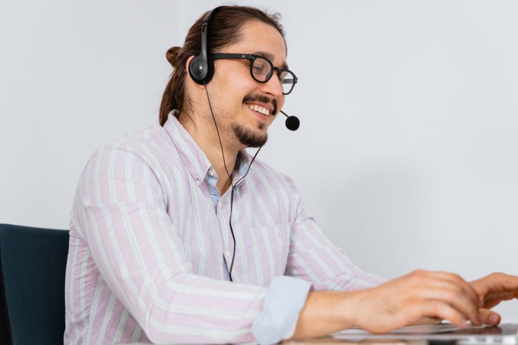 Image of a call center agent providing phone answering service for exterminators