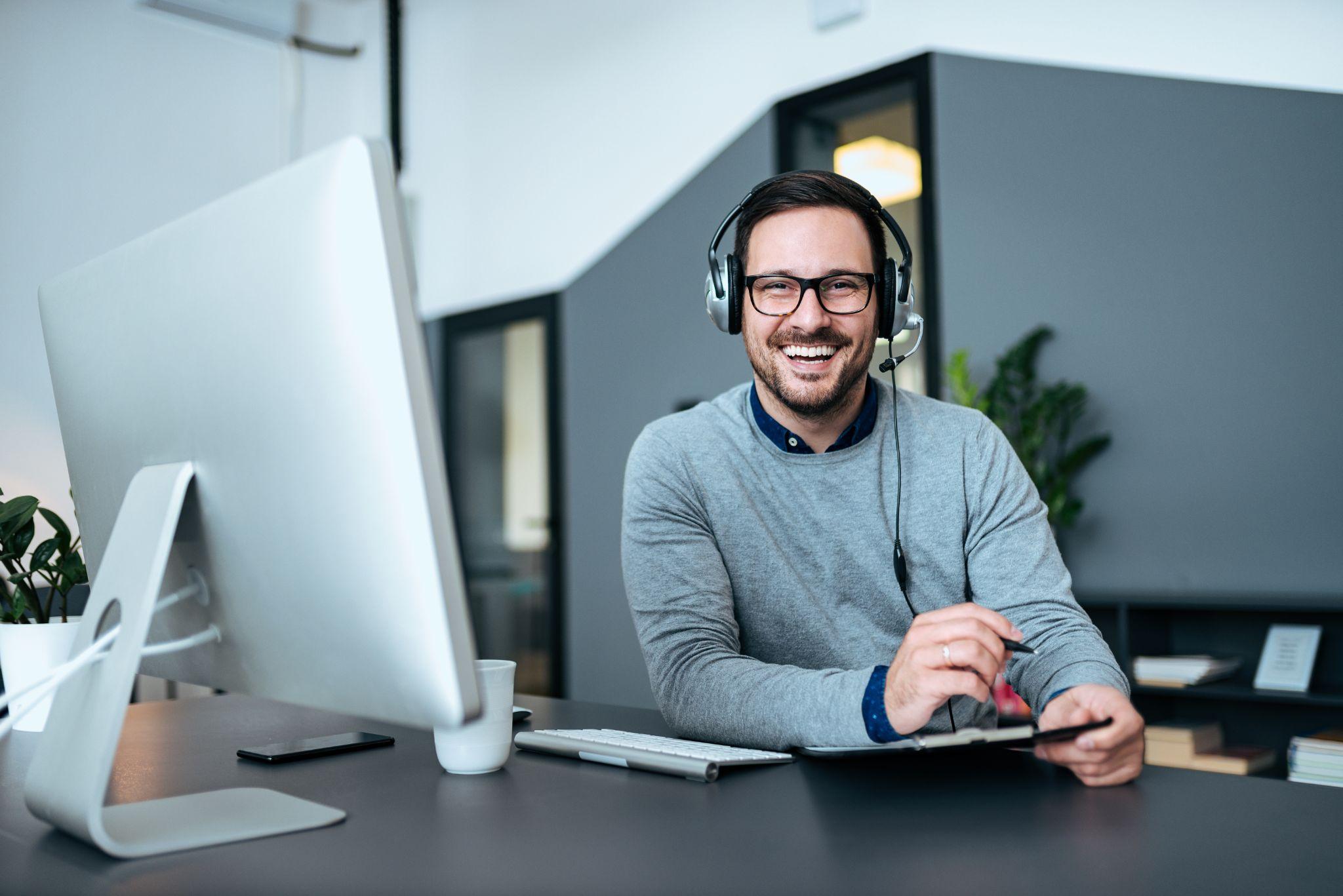 Why You Should Consider Outsourcing Live Phone Answering Services